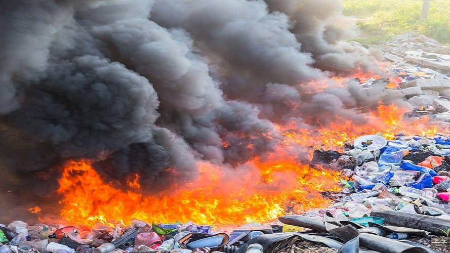 Apakah Membakar Sampah Plastik Berbahaya? | Tokoplas.com